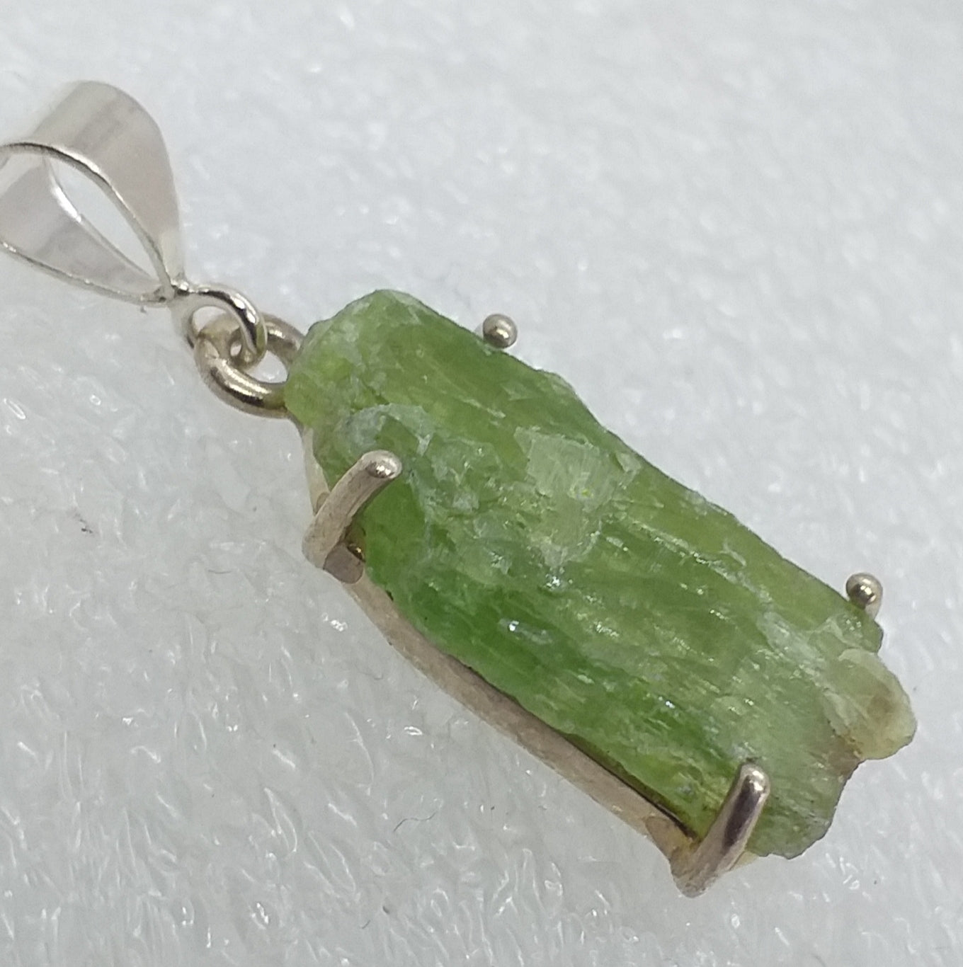 grüner KYANIT Anhänger 925 Sterling Silber Rohstein grün