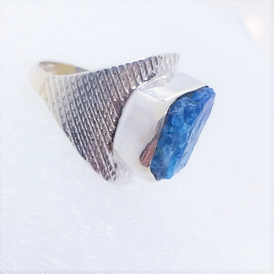 blauer APATIT Ring Gr. 18 925 Silber Rohstein